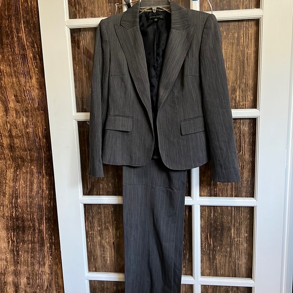 ✨Anne Klein 2 piece Grey Suit size 2P